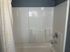 Kostenlose Toilettenartikel, Haartrockner, Handtücher, Seife