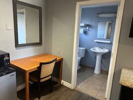 Escritorio, tabla de planchar con plancha y wifi gratis