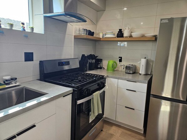 Kühlschrank, Mikrowelle, Ofen, Herdplatte