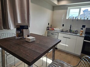 Réfrigérateur, four à micro-ondes, un four, surface de cuisson