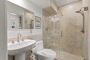Douche, séchoir à cheveux, serviettes fournies