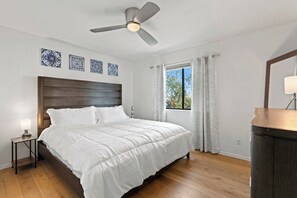 1 bedroom, WiFi, bed sheets - Spacious 1BR Condo w/ Patio & Close to Old Town (Scottsdale)