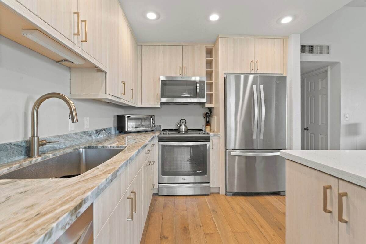 ثلاجة، ميكروويف، فرن، موقد طهي مسطح