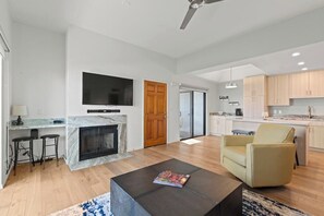 TV - Spacious 1BR Condo w/ Patio & Close to Old Town (Scottsdale)