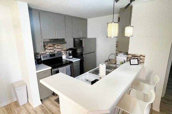 Fridge, microwave, oven, stovetop - Rustic Farmhouse Old Town Condo w/ Patio & Pool (Scottsdale)