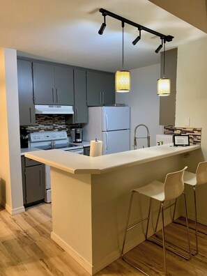 Kjøleskap, mikrobølgeovn, ovn og kokeplater