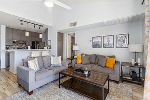 TV - 1B/1B Scottsdale Woodland Springs with Community Pool, Hot Tub, Tennis & Fitness Center (Scottsdale)