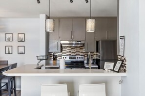 Fridge, microwave, oven, stovetop - 1B/1B Scottsdale Woodland Springs with Community Pool, Hot Tub, Tennis & Fitness Center (Scottsdale)