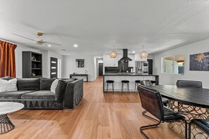 Smart TV, fireplace, ping pong - Sleeps 8, Modern Luxury, Near Old Town with Pool! (Scottsdale)