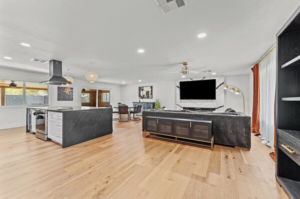 TV connectée, cheminée, table de tennis de table