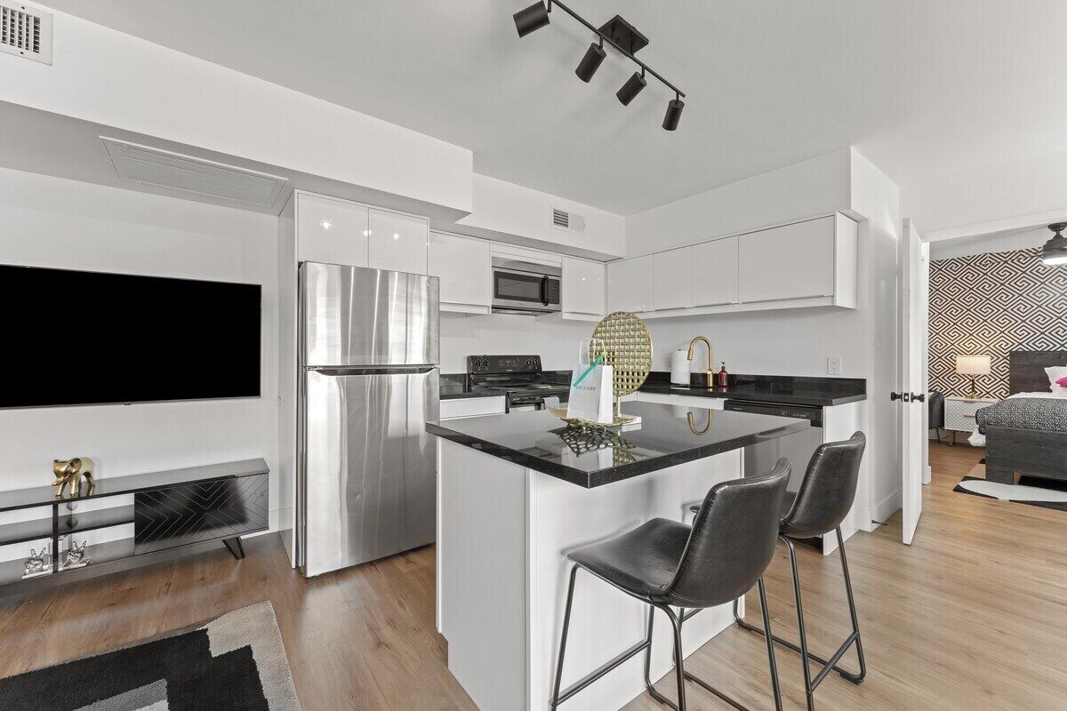 Réfrigérateur, micro-ondes, four, plaque de cuisson