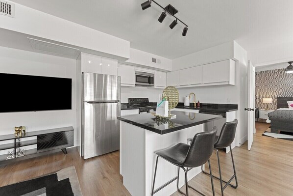 Refrigerador, microondas, horno, placa de cocina