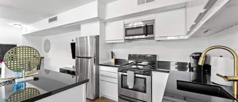 Réfrigérateur, micro-ondes, four, plaque de cuisson