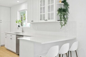 Fridge, microwave, oven, stovetop - Hermosa House in Heart of Old Town Scottsdale (Scottsdale)