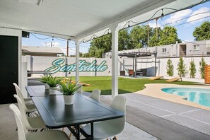 屋外ダイニングエリア