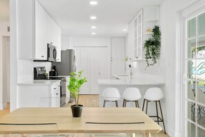 Fridge, microwave, oven, stovetop - Hermosa House in Heart of Old Town Scottsdale (Scottsdale)