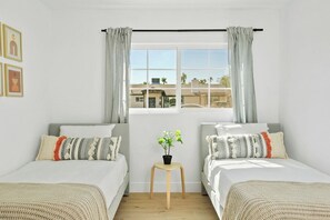 4 室のベッドルーム、デスク、WiFi (無料)、ベッドシーツ