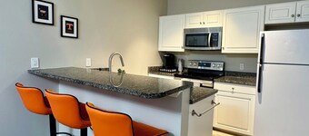 Wonderful 3bd/2ba condo w/ AC in Fort Sanders.  2 Blocks to UTK! Free Parking!