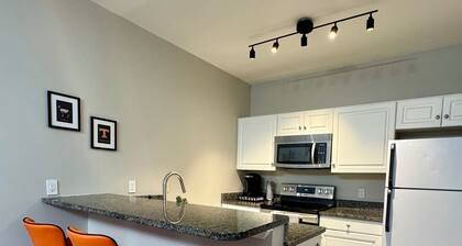 Wonderful 3bd/2ba condo w/ AC in Fort Sanders. 2 Blocks to UTK! Free Parking!