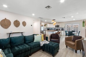 Smart TV - The Green House with relaxing Pool and Patio, Pet-friendly in Phoenix (Phoenix)