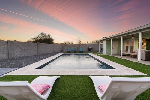 Charming Phoenix Desert Boho - 4BR home with pool, sleeps 8, pet-friendly.