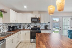 Fridge, microwave, oven, stovetop - The Green House with relaxing Pool and Patio, Pet-friendly in Phoenix (Phoenix)