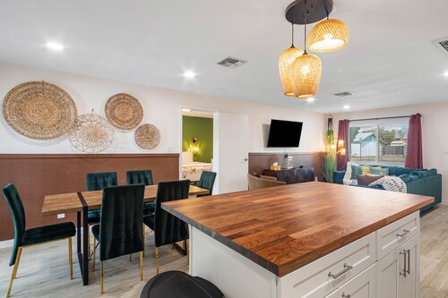 Charming Phoenix Desert Boho - 4BR home with pool, sleeps 8, pet-friendly.