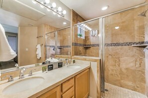 Shower, hair dryer, towels - Kierland Greens Retreat modern condo with Resort Amenities and golfing nearby (Scottsdale)