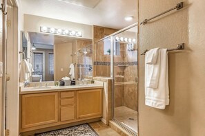 Een douche, een haardroger, handdoeken