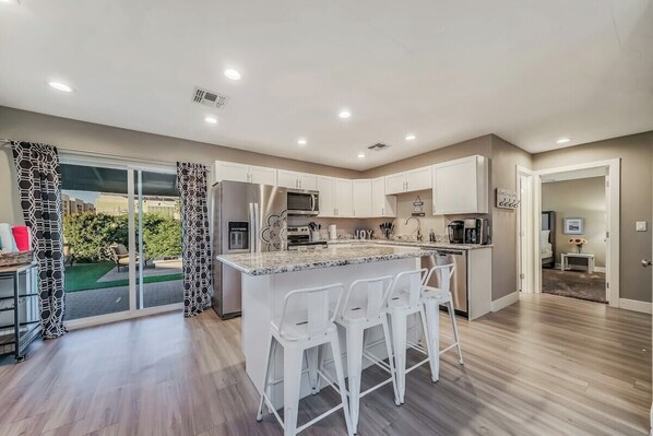 ثلاجة، ميكروويف، فرن، موقد طهي مسطح