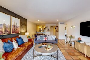 Smart TV, ping pong - Renovated Condo with Pool, Spa, & Gym access (Scottsdale)