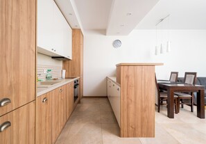 Fridge, microwave, oven, stovetop - Warsaw Urban Living Apartment (Warszawa)