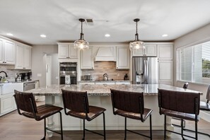 Fridge, microwave, oven, stovetop - Sweet Saguaro 5B Home w/Pool, Hot Tub, Putting Green, Ping Pong - sleeps 14 in Scottsdale (Scottsdale)