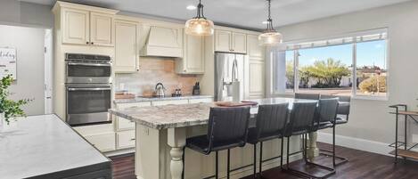 Een koelkast, een magnetron, een oven, een kookplaat