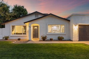 Exterior - Sweet Saguaro 5B Home w/Pool, Hot Tub, Putting Green, Ping Pong - sleeps 14 in Scottsdale (Scottsdale)