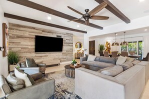 Smart TV - Luxurious 6-bedroom home in Scottsdale, perfect for 14 guests, with pool views. (Scottsdale)