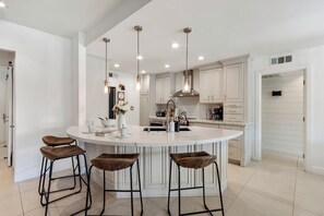 Fridge, microwave, oven, stovetop - Pickleball+SportCt+Pool+AwesomeYard! (Scottsdale)