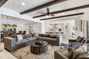Smart TV - Luxurious 6-bedroom home in Scottsdale, perfect for 14 guests, with pool views. (Scottsdale)
