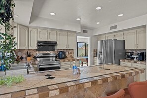 冷蔵庫、電子レンジ、オーブン、コンロ