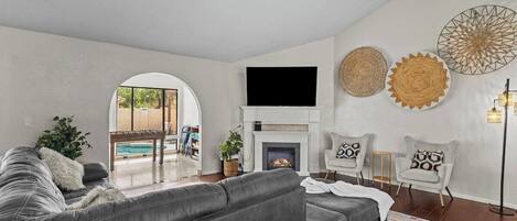 Een smart-tv en een open haard