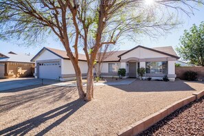 Exterior - Redzone Retreat 4B/2B with Pool - Glendale House sleeps 8 (Glendale)