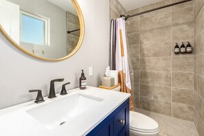 Suihku, hiustenkuivaaja, pyyhkeet