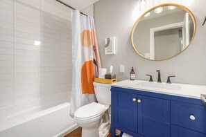 Suihku, hiustenkuivaaja, pyyhkeet