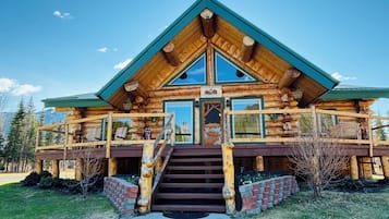 Vila superior, vista para a montanha | Fachada da propriedade