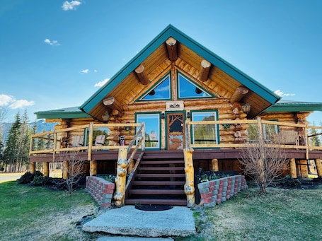 Superior Villa, Mountain View | Front of property. Log Cabin Wilderness Lodge