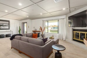 Télévision, cheminée, baby-foot, table de tennis de table