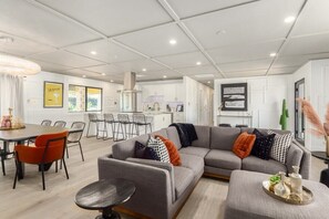 Télévision, cheminée, baby-foot, table de tennis de table