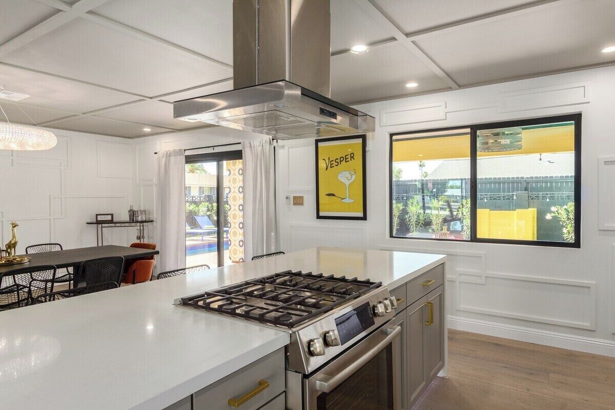 Køleskab, mikrobølgeovn, ovn, kogeplade