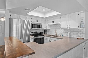 Kylskåp, mikrovågsugn, ugn och spishäll