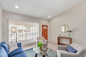 TV, fireplace, table tennis - Desert Escape in Chandler – Pool, Games & Modern Comfort (Chandler)